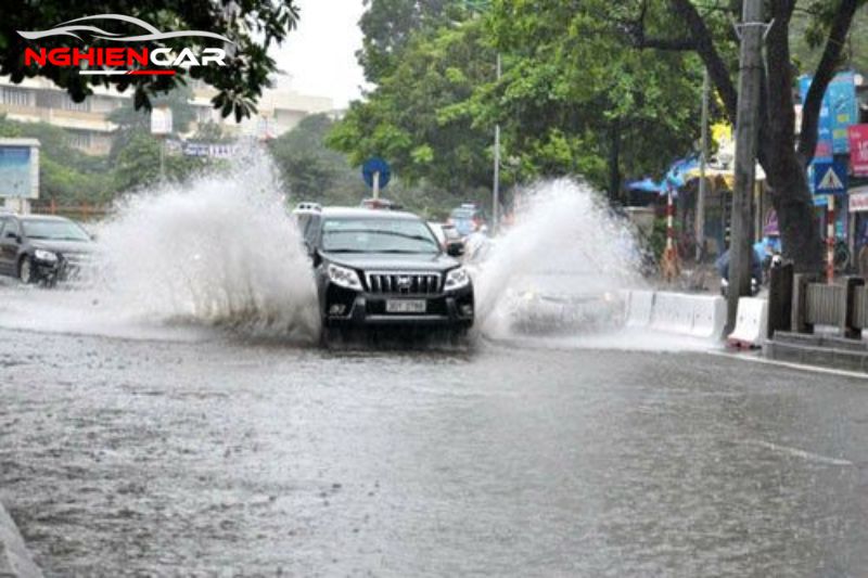 Lái xe an toàn trong mưa và vượt qua vùng nước ngập an toàn
